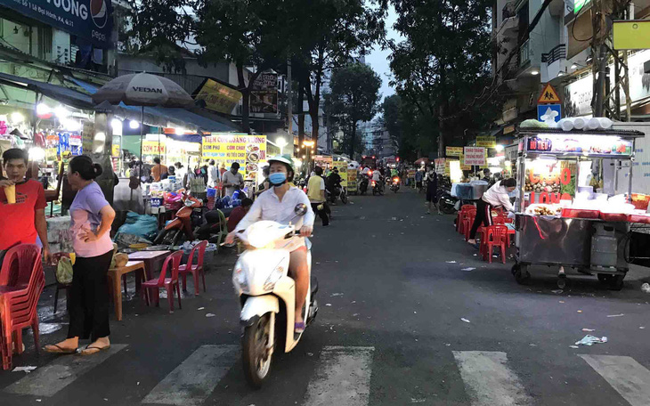 Hàng rong bên hông bệnh viện, quá rầu!