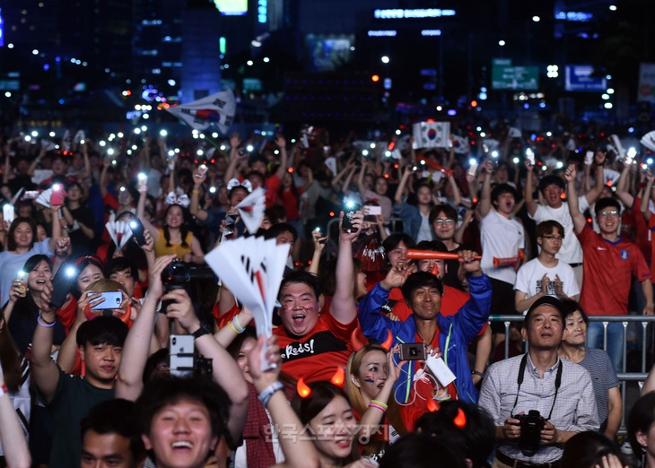 Seoul cho phép tập trung đông người cổ vũ tuyển Hàn Quốc - Ảnh 1.