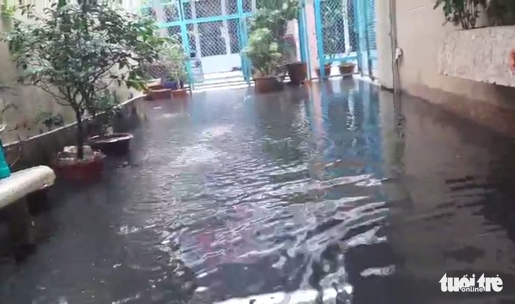 Mất ăn mất ngủ vì nước cống thối chực chờ tràn ngập khắp nhà - Ảnh 5.