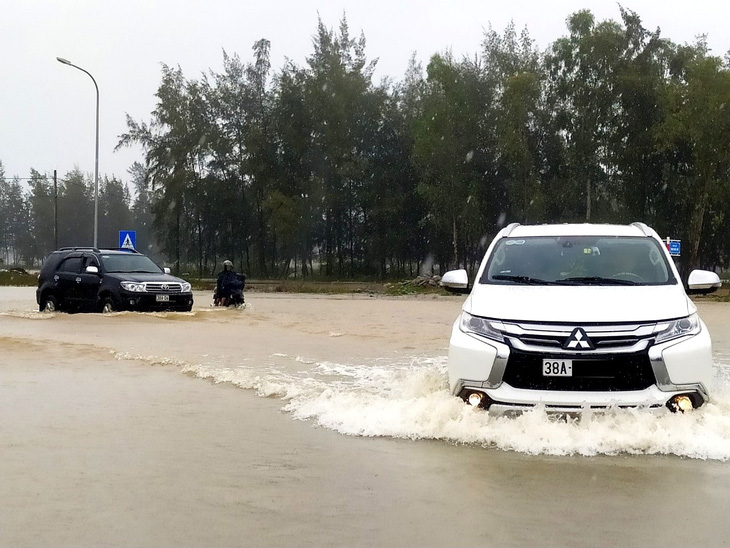 Mưa lớn gây ngập cục bộ, nhiều ô tô chôn chân trên đường - Ảnh 2.