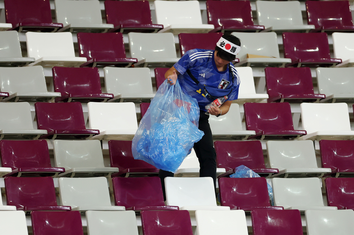 Nhật gây địa chấn ở World Cup, fan cũng được khen đẳng cấp nhờ tiếp tục dọn rác - Ảnh 2.