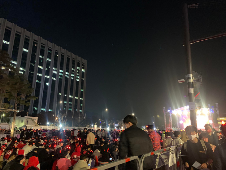 Xem bóng đá cùng người Hàn trên quảng trường lớn ở Seoul - Ảnh 5.