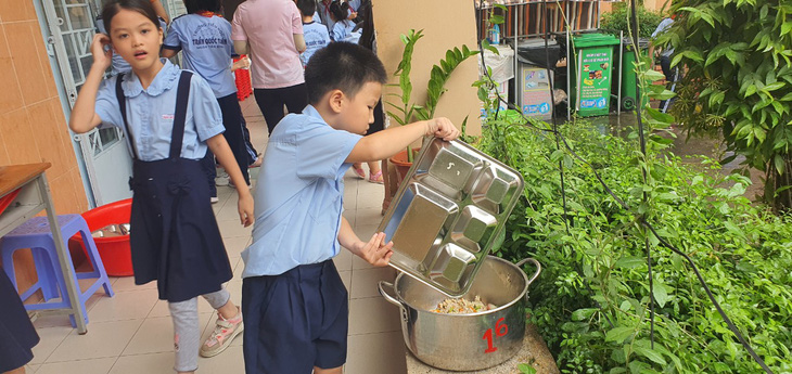 Một trường tiểu học ở TP.HCM tổ chức ăn bán trú học sinh tự phục vụ - Ảnh 3.