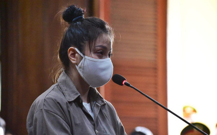 Bị cáo Quỳnh Trang khóc, khai 