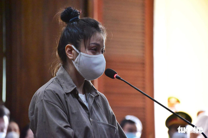 Bị cáo Quỳnh Trang khóc, khai không lý giải được hành vi tàn nhẫn của mình - Ảnh 1.