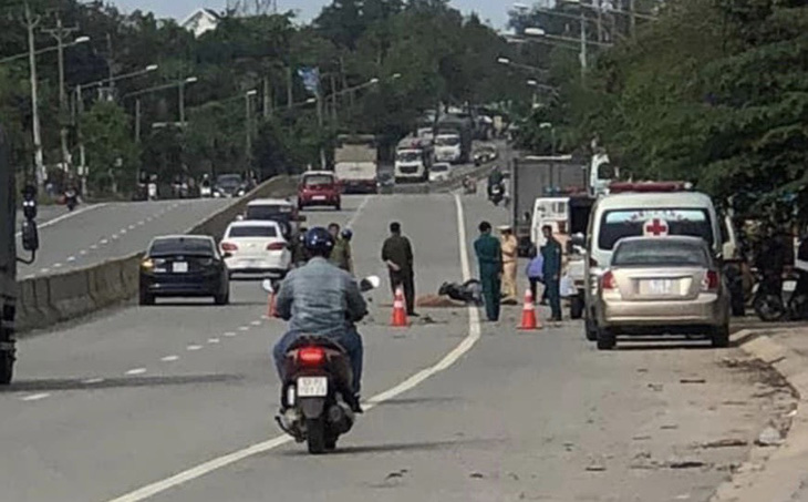 Ngại đi xa, thanh niên chạy ngược chiều trên quốc lộ 13, tông xe khiến 2 người chết tại chỗ - Ảnh 1.