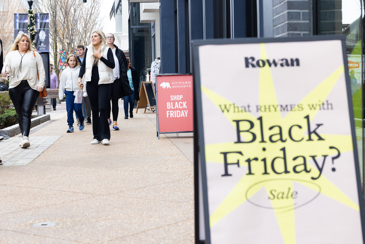 Lạm phát khiến người tiêu dùng Mỹ chùn bước trong ngày mua sắm Black Friday - Ảnh 6.