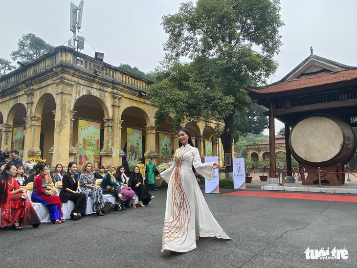 Hoa hậu Ngọc Hân bận cưới vẫn quyết tham gia Lễ hội Áo dài du lịch Hà Nội - Ảnh 4.