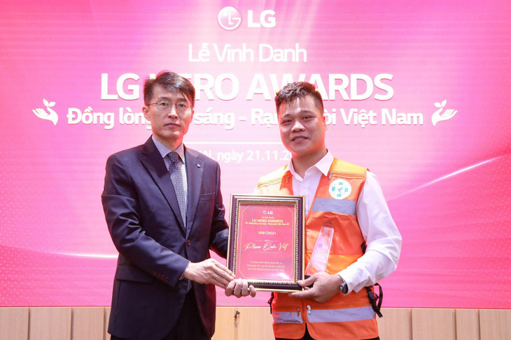 LG tặng 100 triệu đồng cho đội trưởng cứu nạn - Ảnh 2.