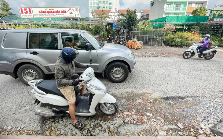 TP.HCM: Đường Nguyễn Hoàng xuống cấp, dân sụp ổ gà 