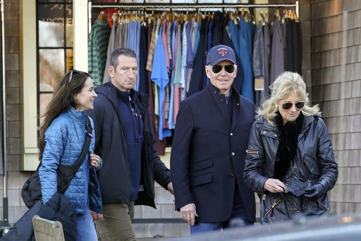 Tổng thống Biden dạo phố, mua sắm cùng gia đình dịp lễ Tạ ơn - Ảnh 1.