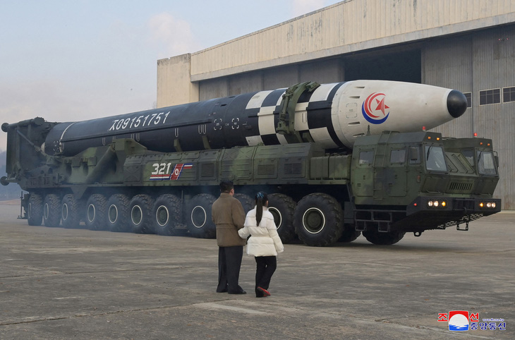 Tin thế giới 27-11: Triều Tiên tin có vũ khí hạt nhân hàng đầu, thăng chức hàng chục sĩ quan - Ảnh 1.