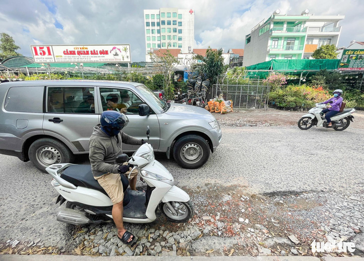 TP.HCM: Đường Nguyễn Hoàng xuống cấp, dân sụp ổ gà như cơm bữa - Ảnh 1.