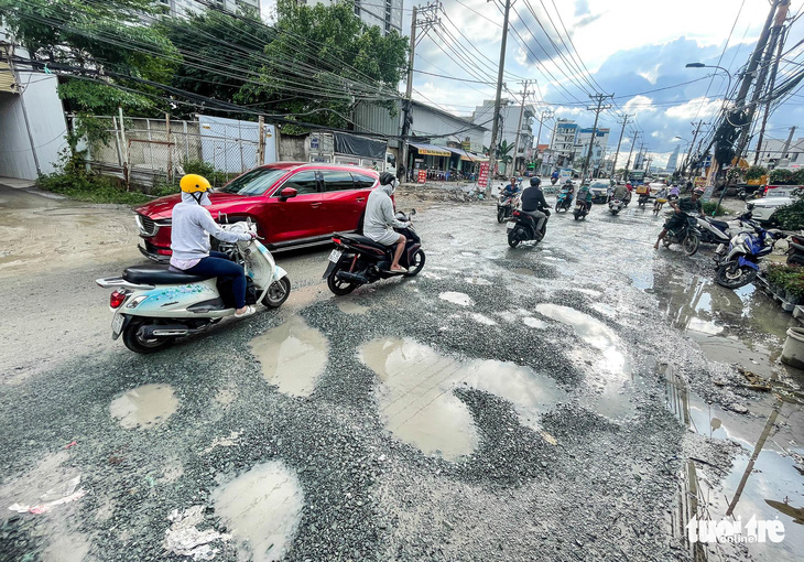 TP.HCM: Đường Nguyễn Hoàng xuống cấp, dân sụp ổ gà như cơm bữa - Ảnh 6.