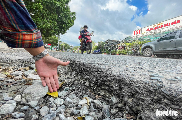 TP.HCM: Đường Nguyễn Hoàng xuống cấp, dân sụp ổ gà như cơm bữa - Ảnh 3.