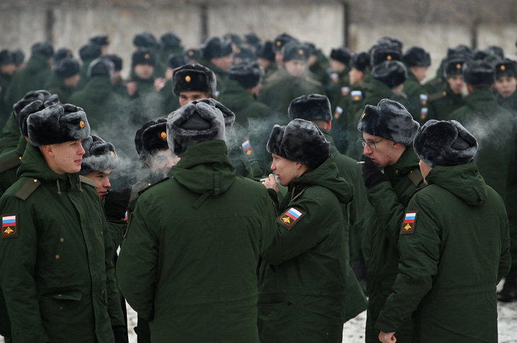 Nga đưa lính nghĩa vụ ở vùng Omsk đến các điểm đồn trú - Ảnh 2.