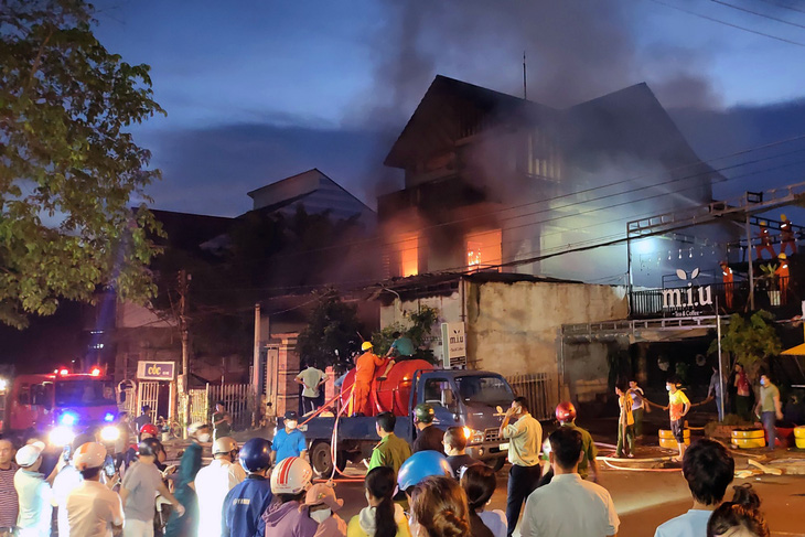 Sau tiếng nổ lớn, một ngôi nhà lầu chìm trong lửa khói - Ảnh 1.