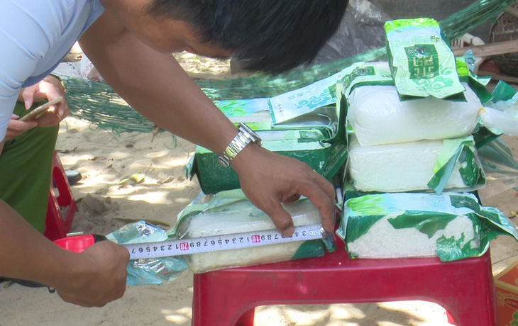 20 gói tinh thể trắng trôi ở biển Quảng Nam là ma túy đá tổng hợp - Ảnh 1.