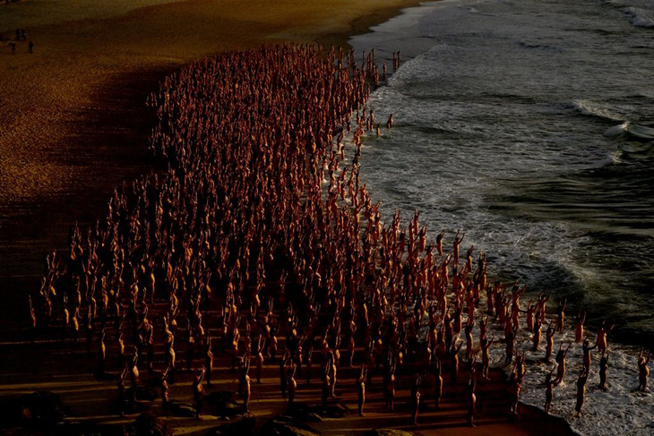 Hàng ngàn người khỏa thân trên bãi biển của Úc chụp ảnh tập thể - Ảnh 1.