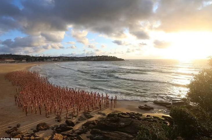 Hàng ngàn người khỏa thân trên bãi biển của Úc chụp ảnh tập thể - Ảnh 4.