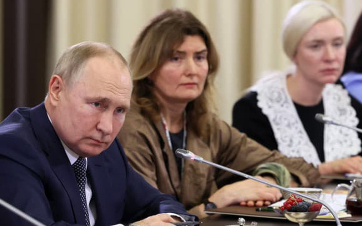 Tin thế giới 28-11: Nghi vấn về mẹ chiến sĩ gặp ông Putin; Anh sẽ áp dụng đối ngoại mạnh mẽ