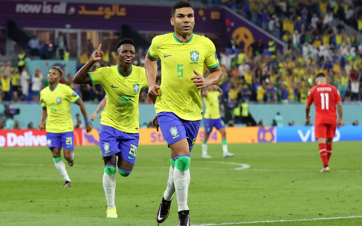 Thắng Thụy Sĩ, Brazil giành vé đi tiếp sớm một vòng đấu