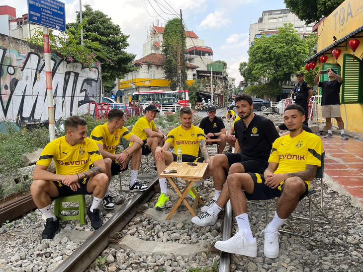 Dortmund nhập gia tùy tục, đi cà phê đường tàu khi vừa đến Việt Nam - Ảnh 1.