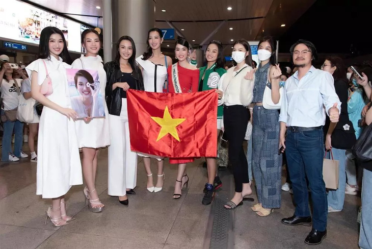 8 hoa hậu, á hậu tiễn Phương Anh lên đường dự thi Miss International 2022 - Ảnh 3.