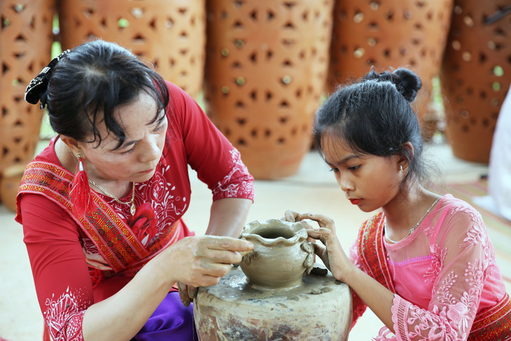 Nghệ thuật làm gốm của người Chăm được UNESCO ghi vào danh mục di sản cần bảo vệ khẩn cấp - Ảnh 4.