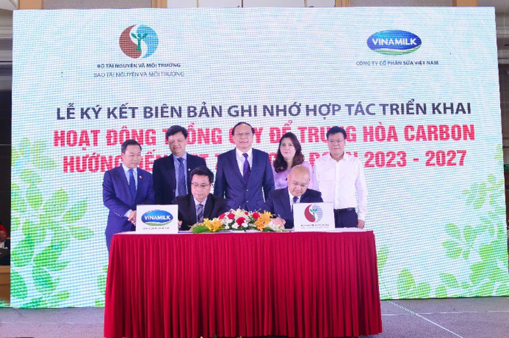 Hướng đến mục tiêu Net Zero 2050, Vinamilk dành 15 tỉ đồng trồng cây để trung hòa carbon - Ảnh 1.