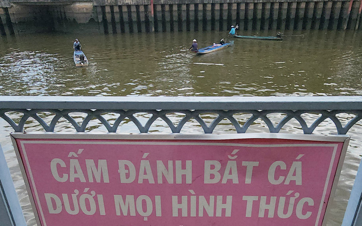 Xuyệt điện đánh bắt cá vẫn tung hoành trên kênh Nhiêu Lộc - Thị Nghè giữa ban ngày