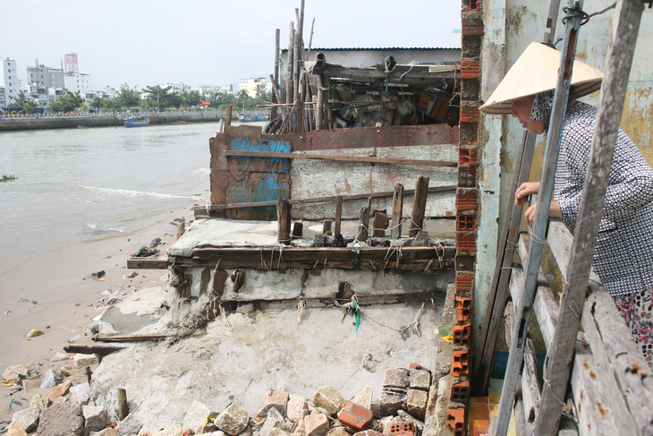 Sóng đánh sập 3 nhà dân, gần 40 hộ bị ảnh hưởng tại Nha Trang - Ảnh 3.