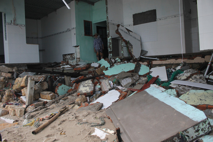 Sóng đánh sập 3 nhà dân, gần 40 hộ bị ảnh hưởng tại Nha Trang - Ảnh 2.