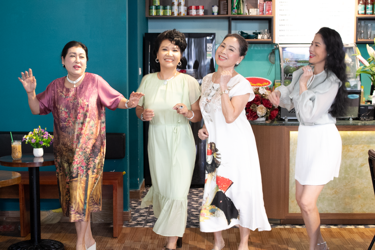 Thêm lạc quan, yêu đời cùng Kim Xuân và ‘hội chị em’ của sitcom ‘Thanh xuân mãi cháy’ - Ảnh 3.