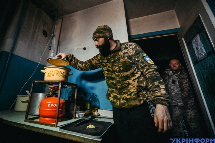 Đầu bếp quân đội Ukraine kể chuyện nấu ăn ‘không có điện’ trong thời chiến - Ảnh 5.