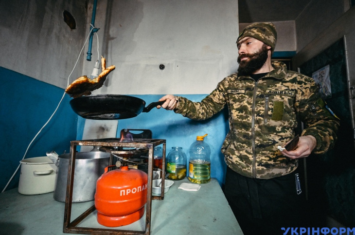 Đầu bếp quân đội Ukraine kể chuyện nấu ăn ‘không có điện’ trong thời chiến - Ảnh 2.