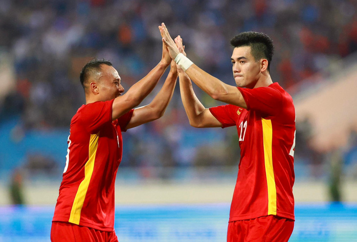 Tuyển Việt Nam thắng ngược Dortmund 2-1 trên sân Mỹ Đình - Ảnh 1.