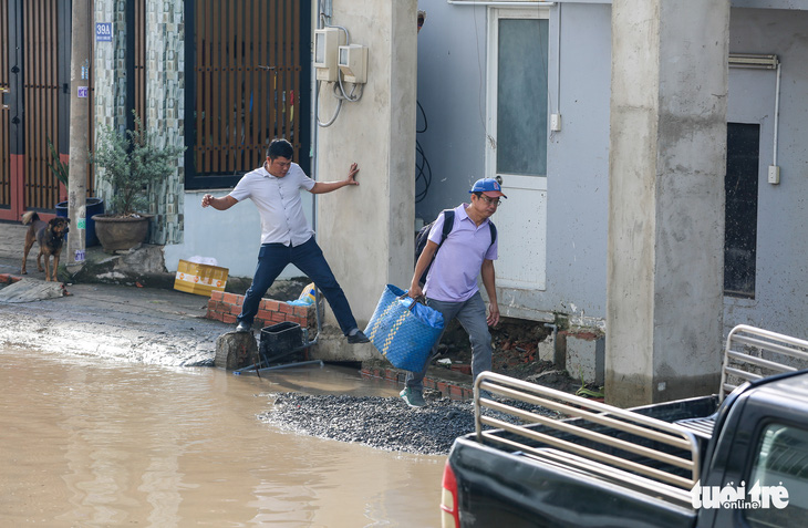 Bờ bao công trình chống ngập bị vỡ, gây ngập cả đêm ở phường Linh Đông - Ảnh 7.