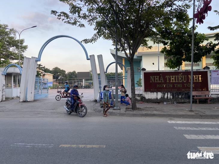 Đề nghị khai trừ Đảng một cán bộ huyện đem sổ đỏ nhà thiếu nhi đi mượn tiền - Ảnh 1.