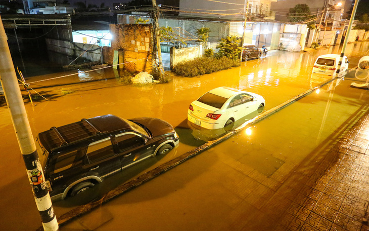 Bờ bao công trình chống ngập bị vỡ, gây ngập cả đêm ở phường Linh Đông
