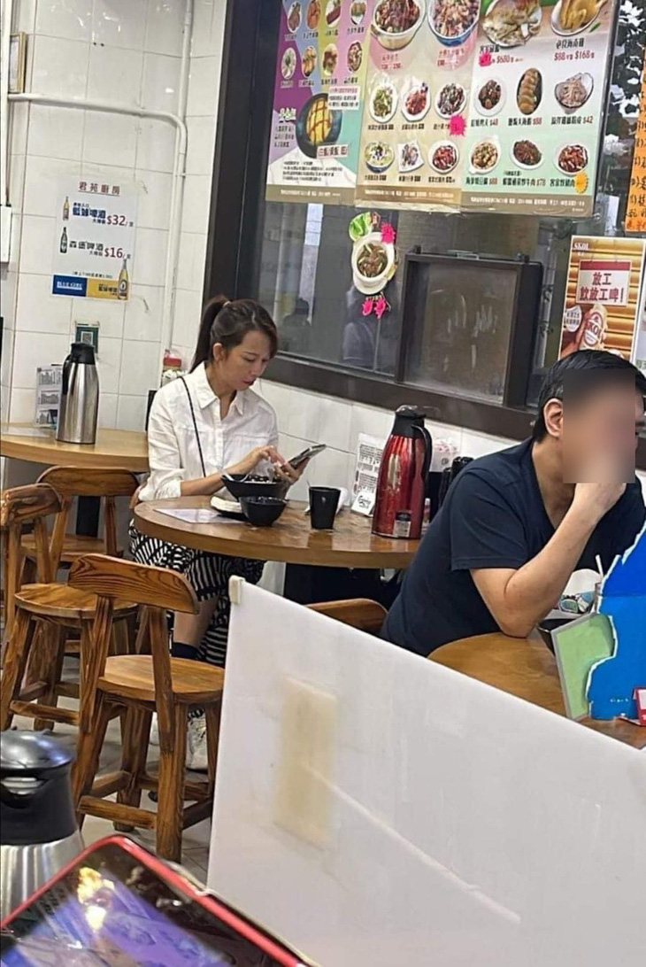 ‘Cựu hoa đán TVB Thái Thiếu Phân giản dị ăn quán ven đường, nhan sắc gây ‘choáng - Ảnh 1.