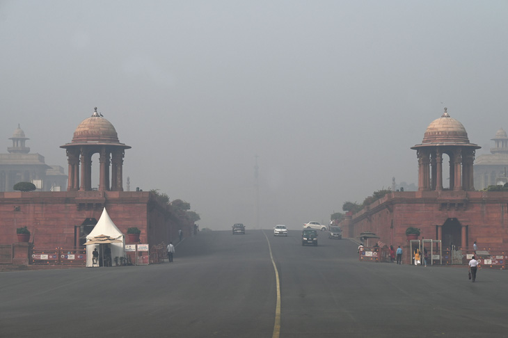 Hình ảnh thủ đô Ấn Độ chìm trong khói bụi ô nhiễm - Ảnh 1.