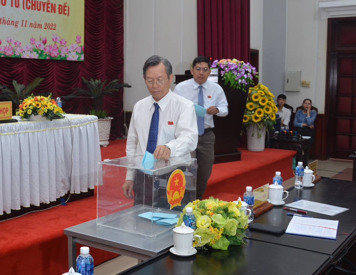 Miễn nhiệm chức danh chủ tịch UBND tỉnh Bình Thuận đối với ông Lê Tuấn Phong - Ảnh 2.
