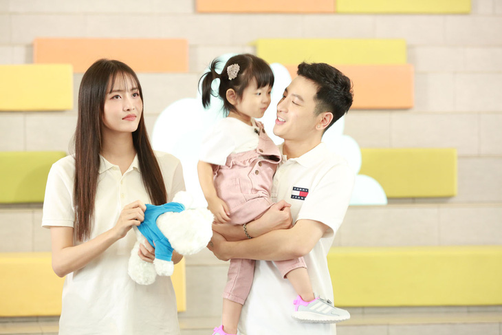 Trương Mỹ Nhân, Phí Ngọc Hưng lần đầu đưa con gái đi chơi game show - Ảnh 2.