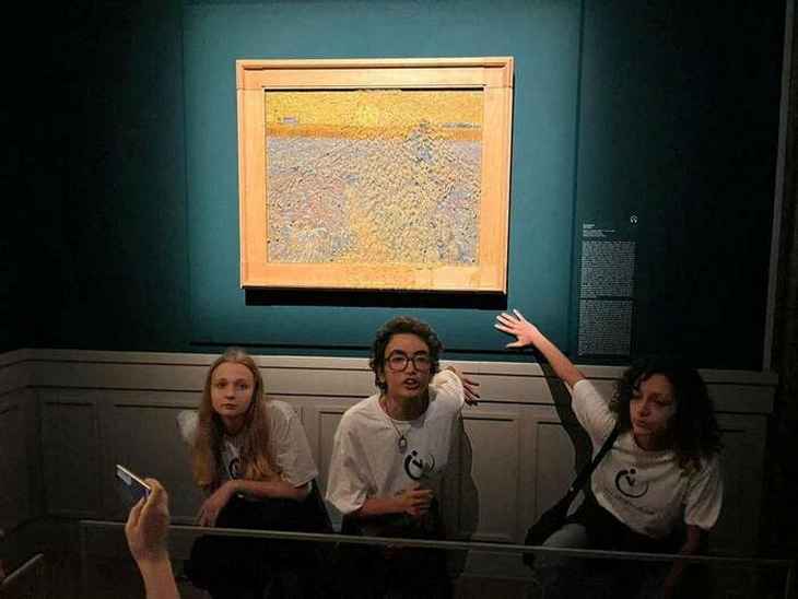Tranh của Vincent van Gogh bị tạt xúp - Ảnh 1.