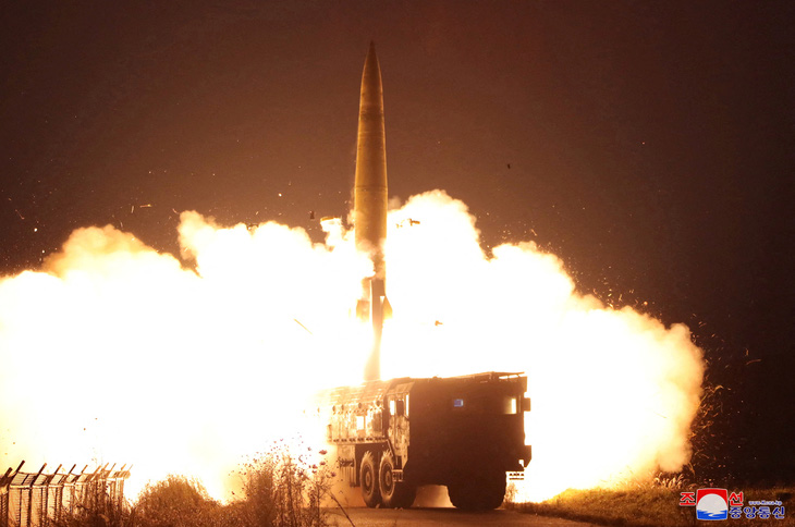 Triều Tiên lại bắn thêm bốn tên lửa đạn đạo - Ảnh 1.