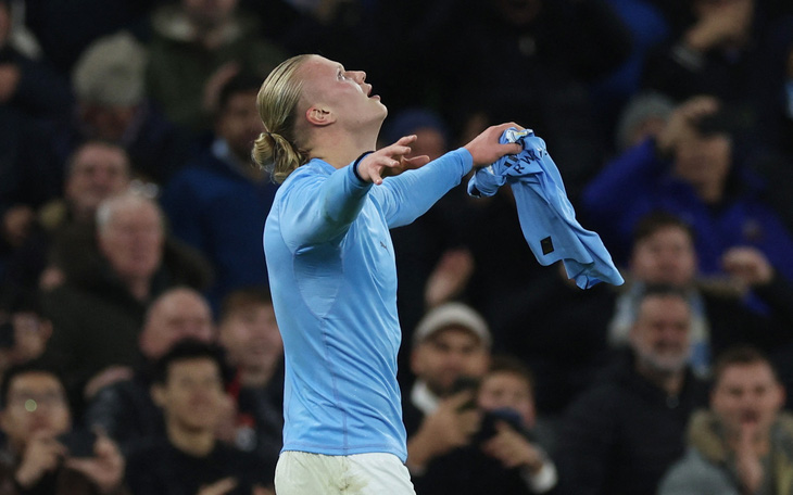 Haaland giúp 10 người Man City quật ngã Fulham