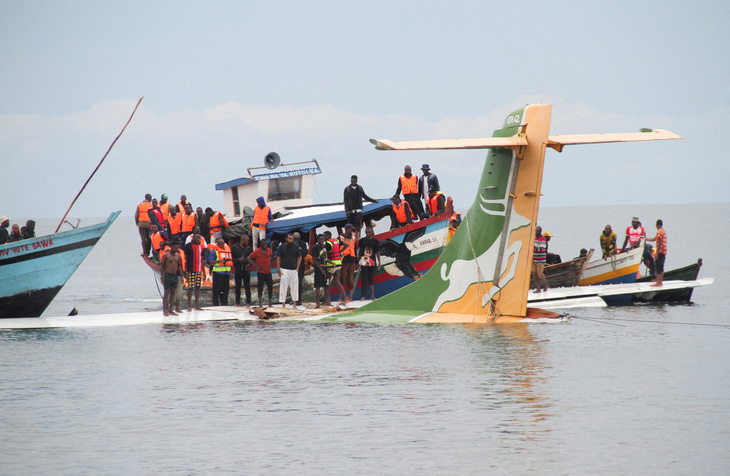 Ít nhất 19 người thiệt mạng trên chuyến bay lao xuống hồ ở Tanzania - Ảnh 1.