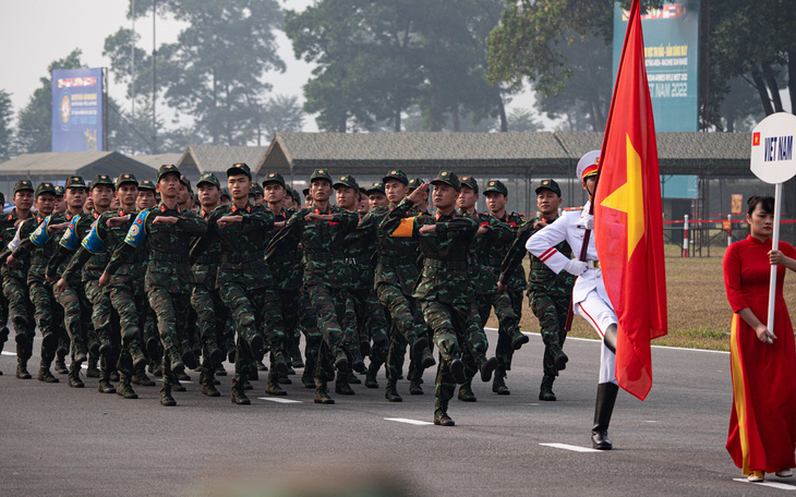 Phó tư lệnh Lục quân các nước ASEAN trổ tài bắn súng