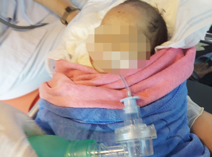 Bé gái sơ sinh bị bỏ trong rừng đã mất sau hai ngày nhập viện cứu chữa - Ảnh 1.